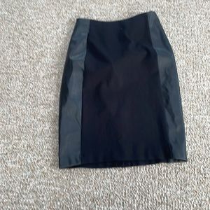 Michael Kohrs Two Toned Leather Like Skirt   Size 6.